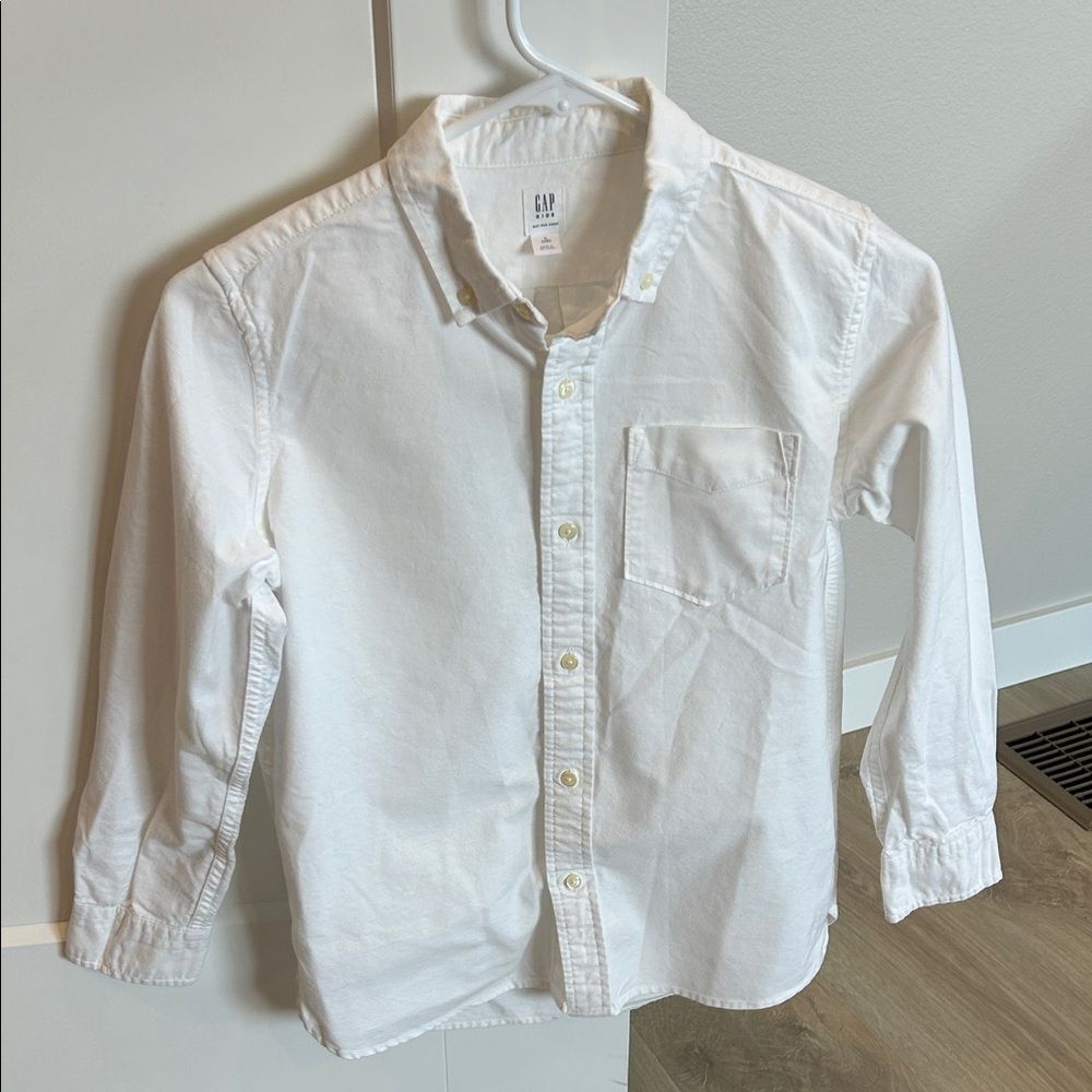 GAPโKids Classic White Button-Down Shirt, Size Large (10)